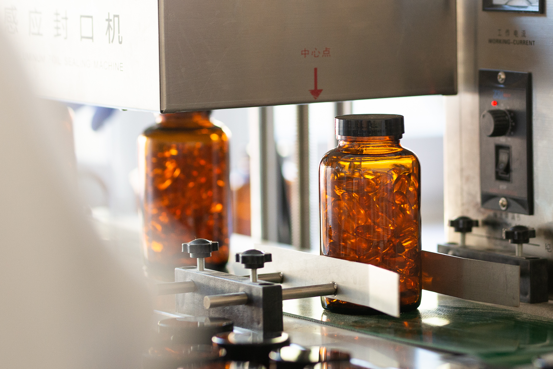 Induction sealing machine closing supplement bottles